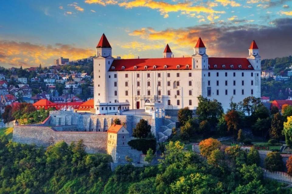 Burg Bratislava über der Altstadt