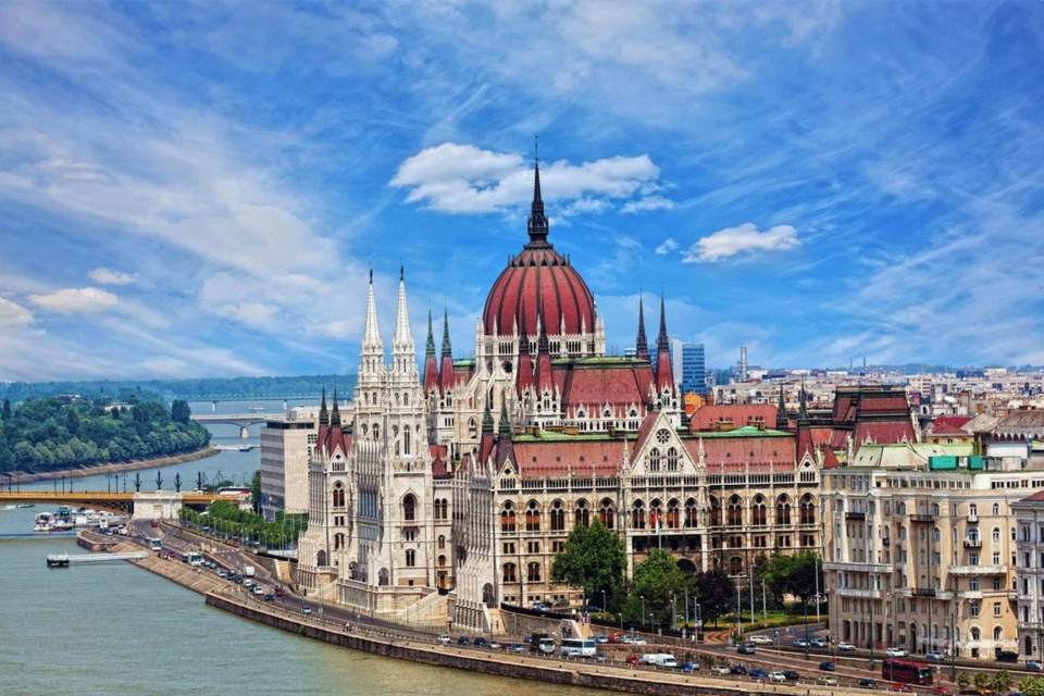 Parlament in Budapest am Ufer der Donau