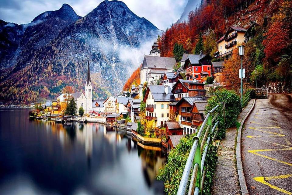 Hallstatt am See mit Kirchturm und Häusern am Berghang im Herbst