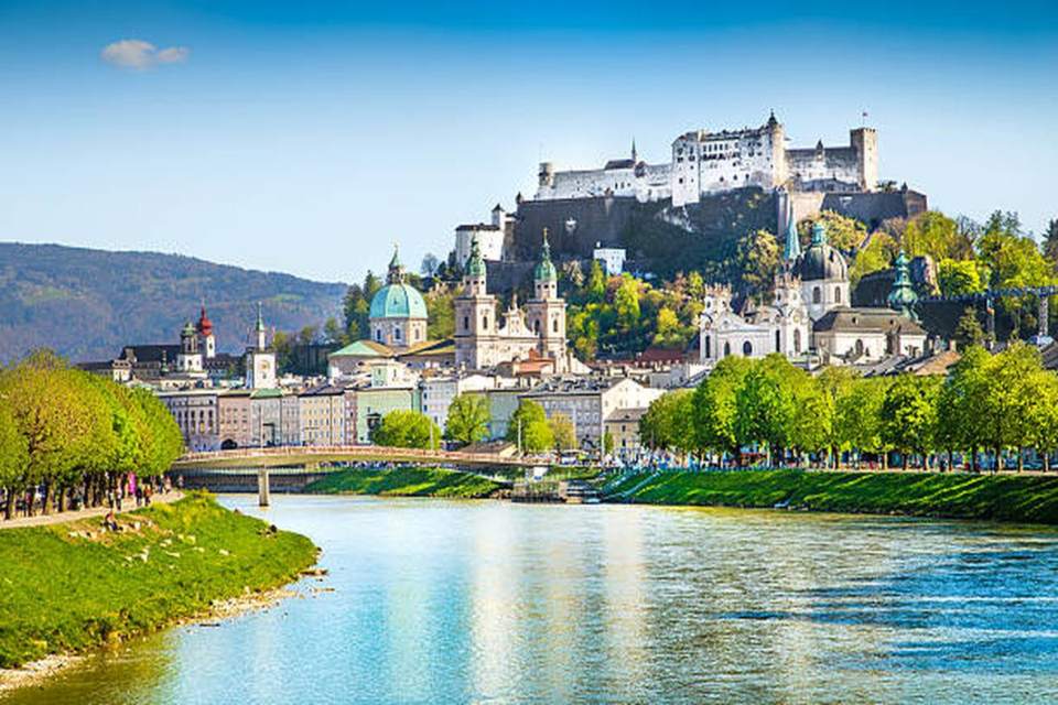 Salzburg mit Festung Hohensalzburg und Dom über der Salzach
