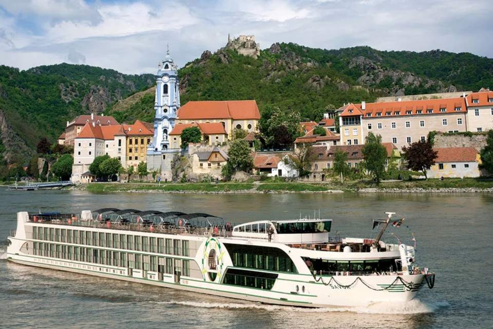 Dürnstein an der Donau mit einem Ausflugsschiff