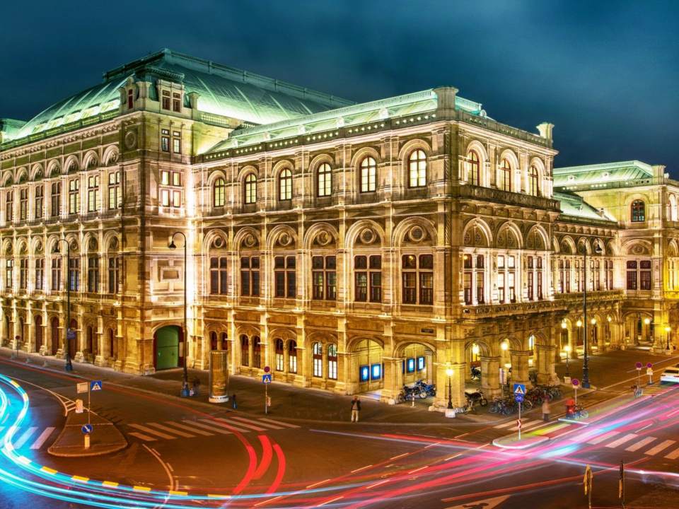 Wiener Staatsoper am Abend, hell beleuchtet