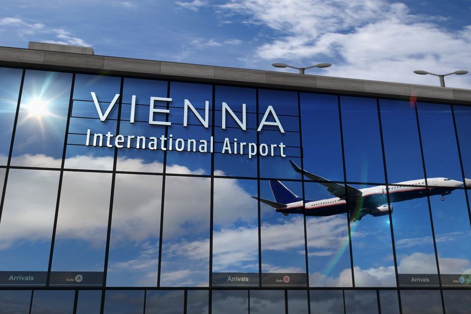 Glasfassade des Flughafens Wien mit dem Schriftzug Vienna International Airport